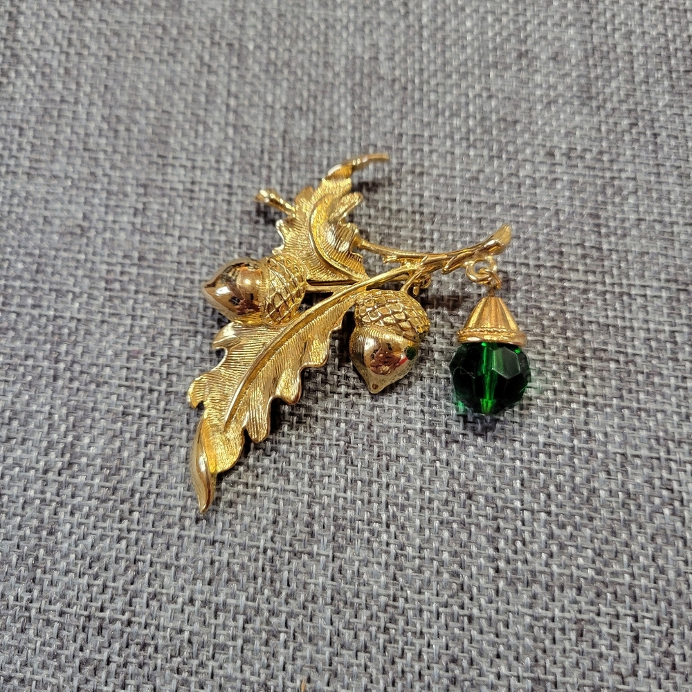 Elegant Gold Leaf and Acorn Brooch with Green Crystal